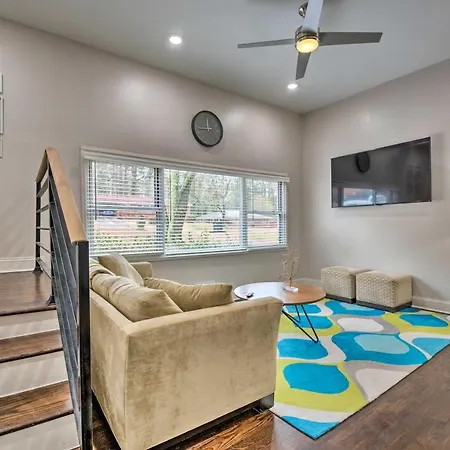 Atlanta Retreat With Deck In Greenbriar Area!